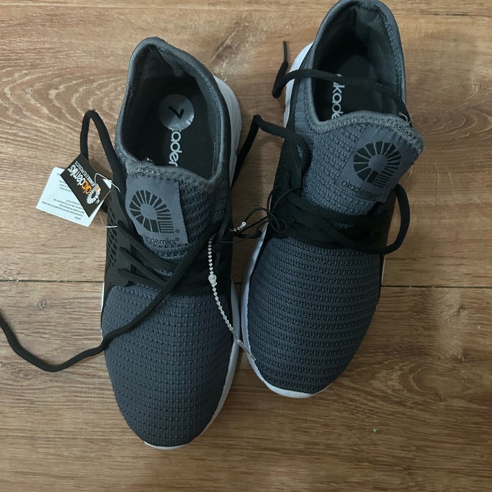 Akademiks shoes size 7